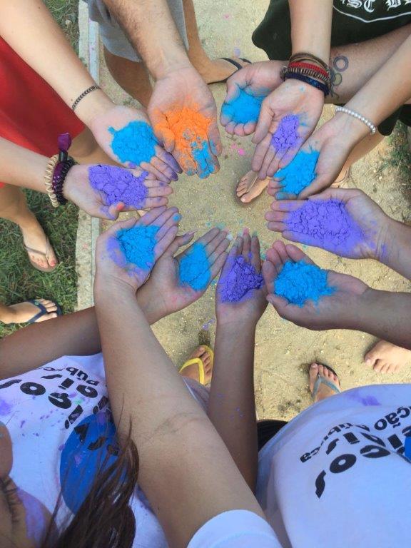 Grupo de crianças com as mãos coloridas