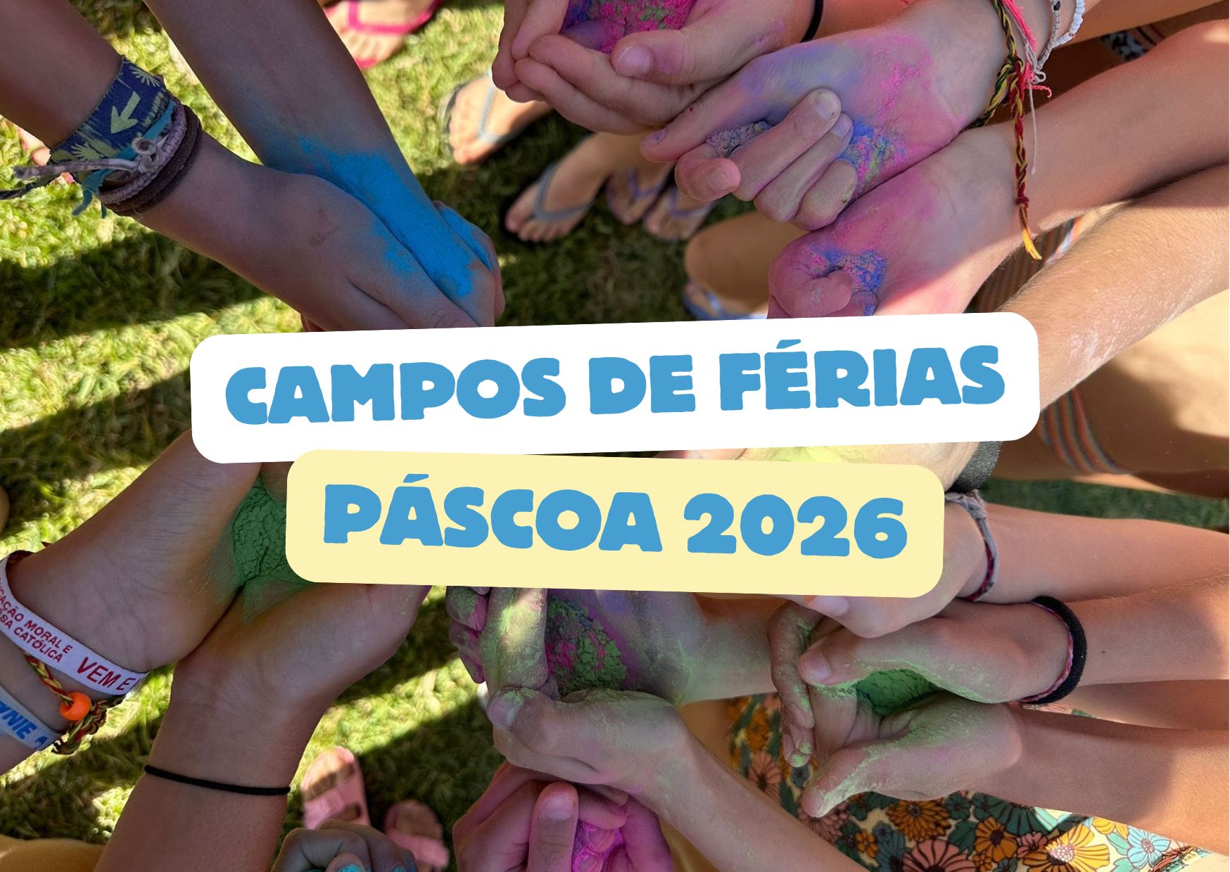 muitas mãos de crianças sujas de tinta de várias cores