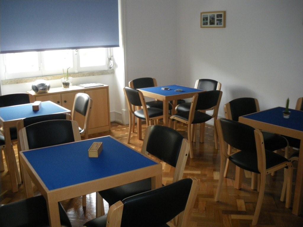 sala do centro de convivio com mesas e cadeiras