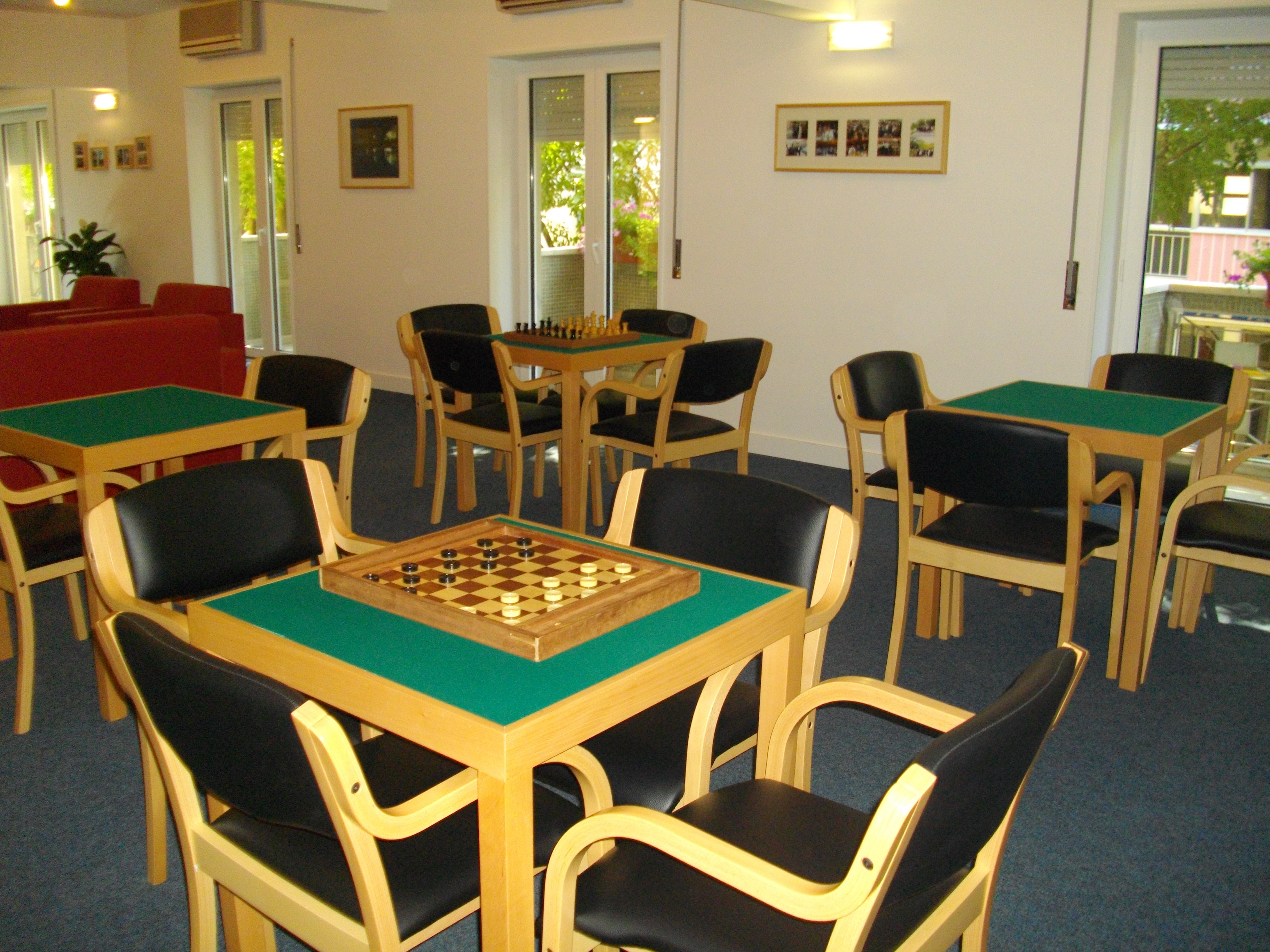 sala do centro de convivio da Filipe Folque com mesas de jogo e cadeiras
